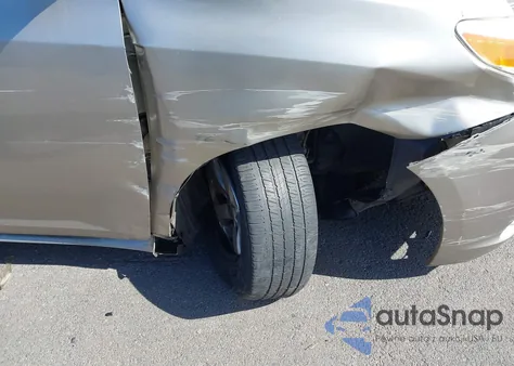 2016 Toyota Sienna Le 8 Passenger z USA, uszkodzony, nr VIN 5TDKK3DC3GS735927